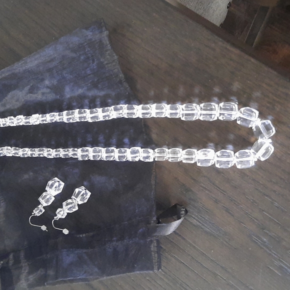 White House Black Market necklace and earrings set - Picture 4 of 4